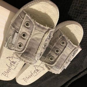 Fresco gray. Camo print. Size 10.